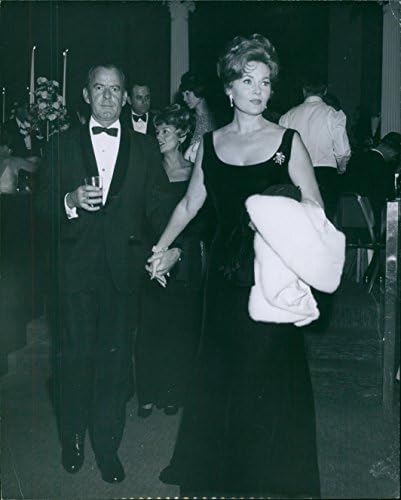 Vintage fotó, Rhonda Fleming jár a férjével Darol Wayne Carlson.