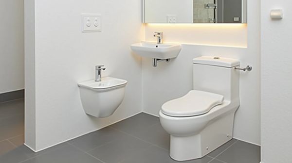Les toilettes adaptées : choisir un WC surélevé pour plus de confort